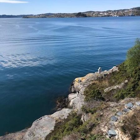Koselig Nyoppusset 3 Roms Leilighet Med Egen Parkeringsplass I Rolige Omgivelse Naer Sjoen, 2 Mil Nord For Bergen Sentrum. المظهر الخارجي الصورة