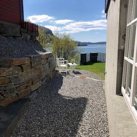 Koselig Nyoppusset 3 Roms Leilighet Med Egen Parkeringsplass I Rolige Omgivelse Naer Sjoen, 2 Mil Nord For Bergen Sentrum. المظهر الخارجي الصورة