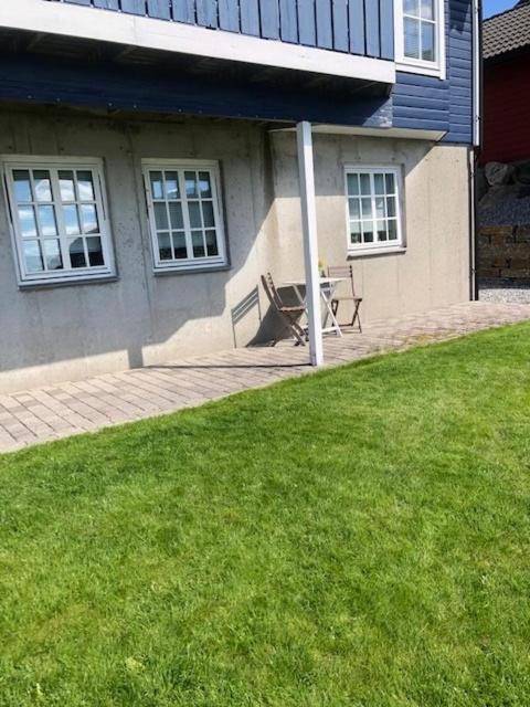 Koselig Nyoppusset 3 Roms Leilighet Med Egen Parkeringsplass I Rolige Omgivelse Naer Sjoen, 2 Mil Nord For Bergen Sentrum. المظهر الخارجي الصورة