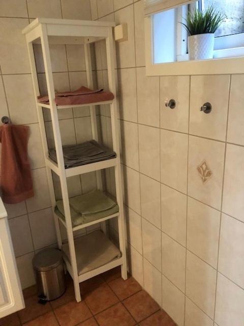 Koselig Nyoppusset 3 Roms Leilighet Med Egen Parkeringsplass I Rolige Omgivelse Naer Sjoen, 2 Mil Nord For Bergen Sentrum. المظهر الخارجي الصورة